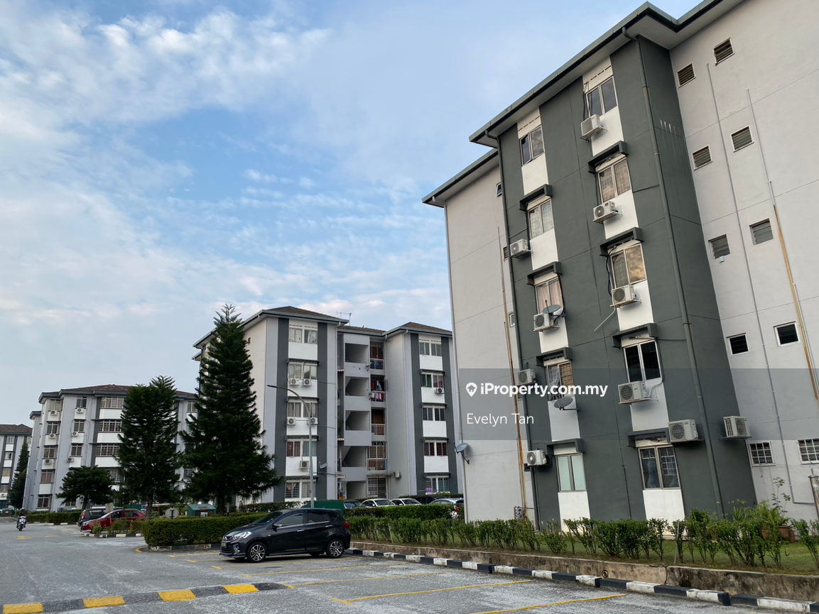 Freehold walking distance to schools near Lrt station gated n guarded