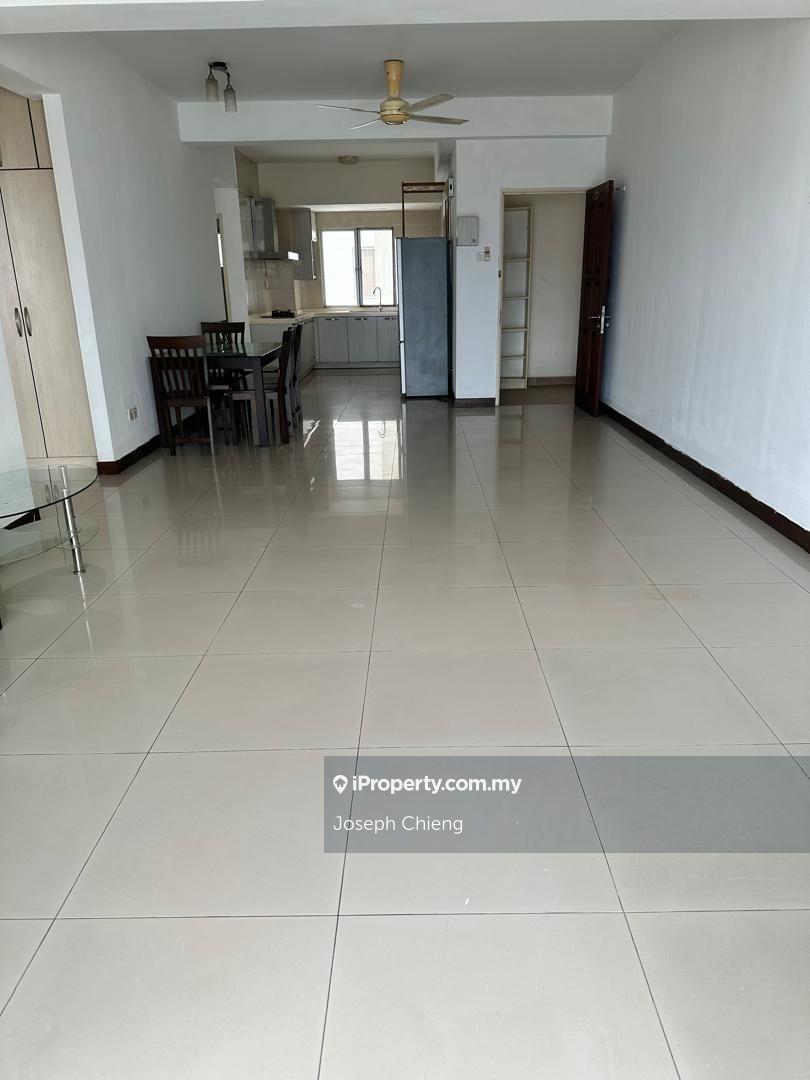 High floor well-kept corner unit for sale