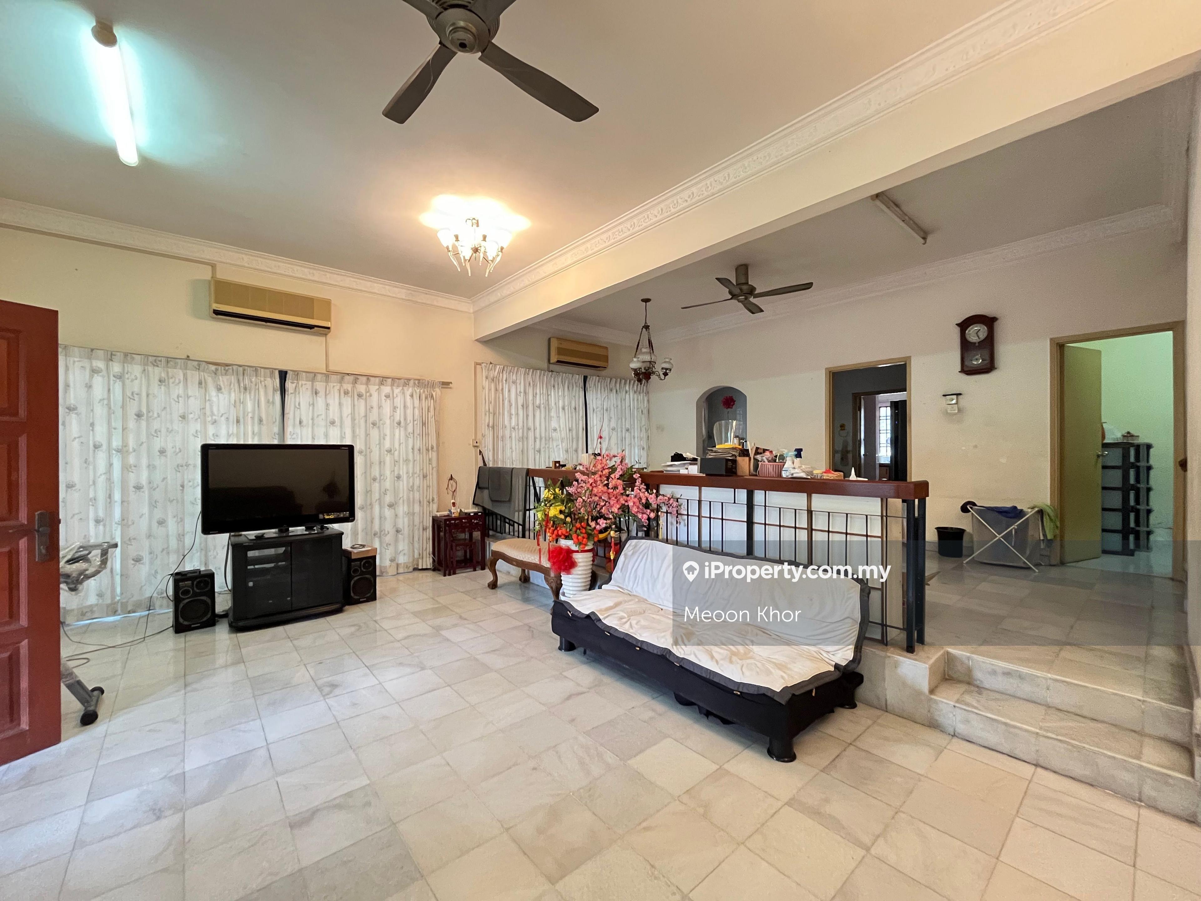 Spacious Corner Lot in Excellent Condition, Generous Living Space