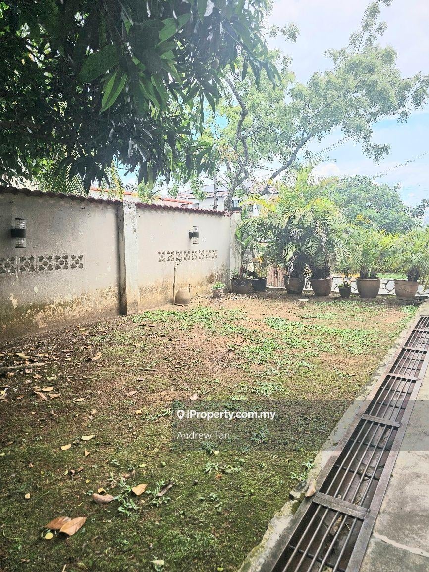 Basic Spacious 2 storey bungalow 