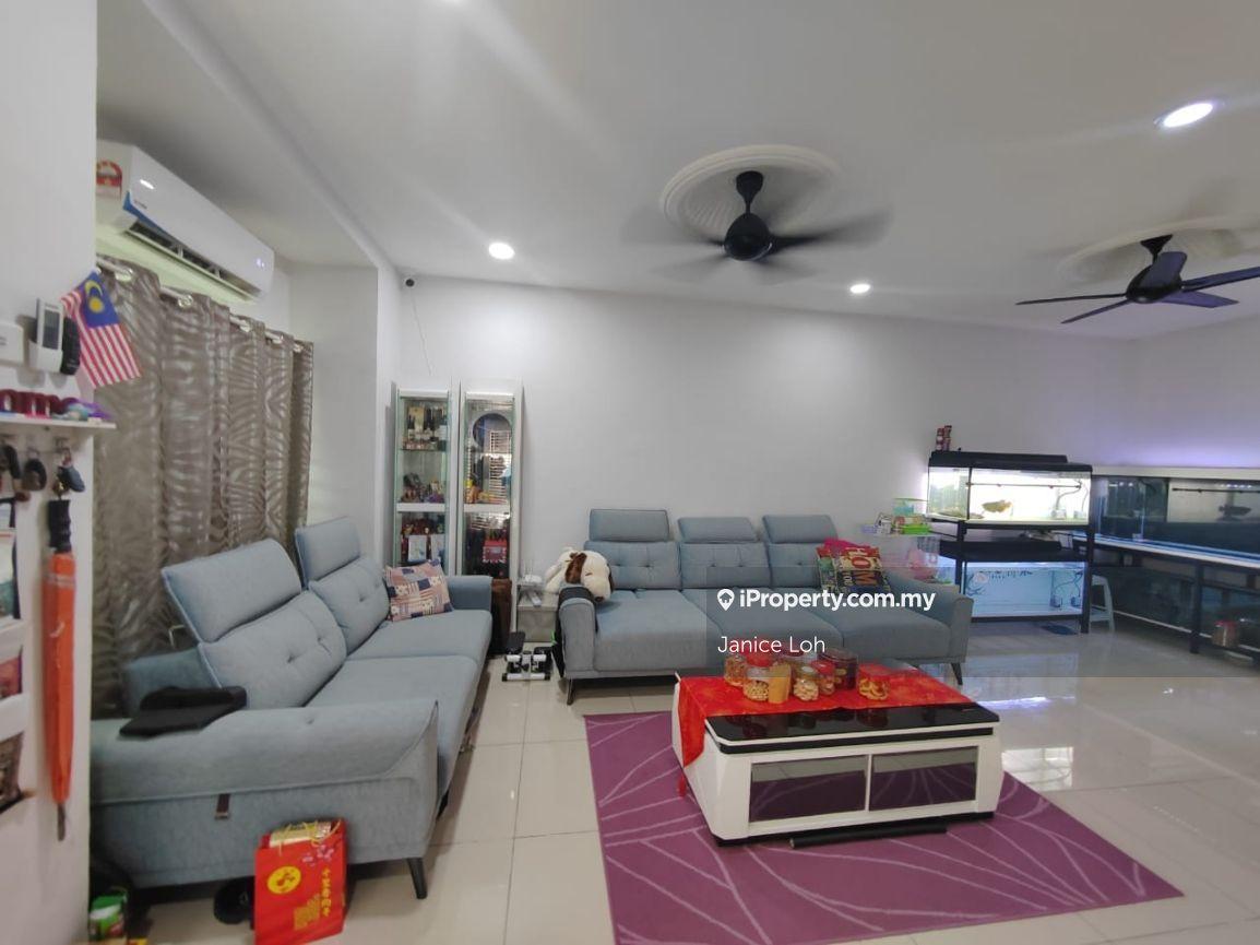 Walking distance to shopping mall and foods store