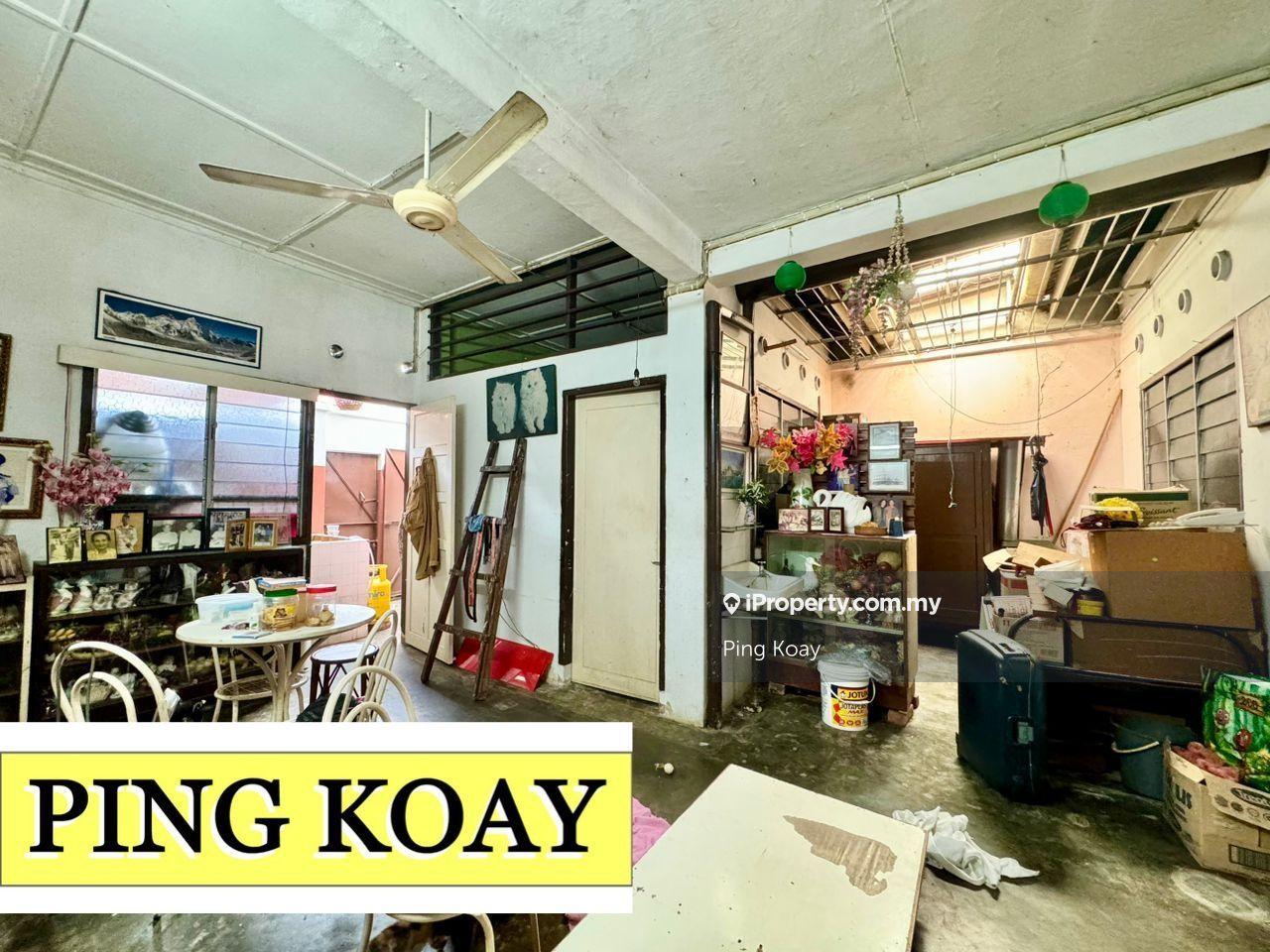 Walking Distance to Wet Market