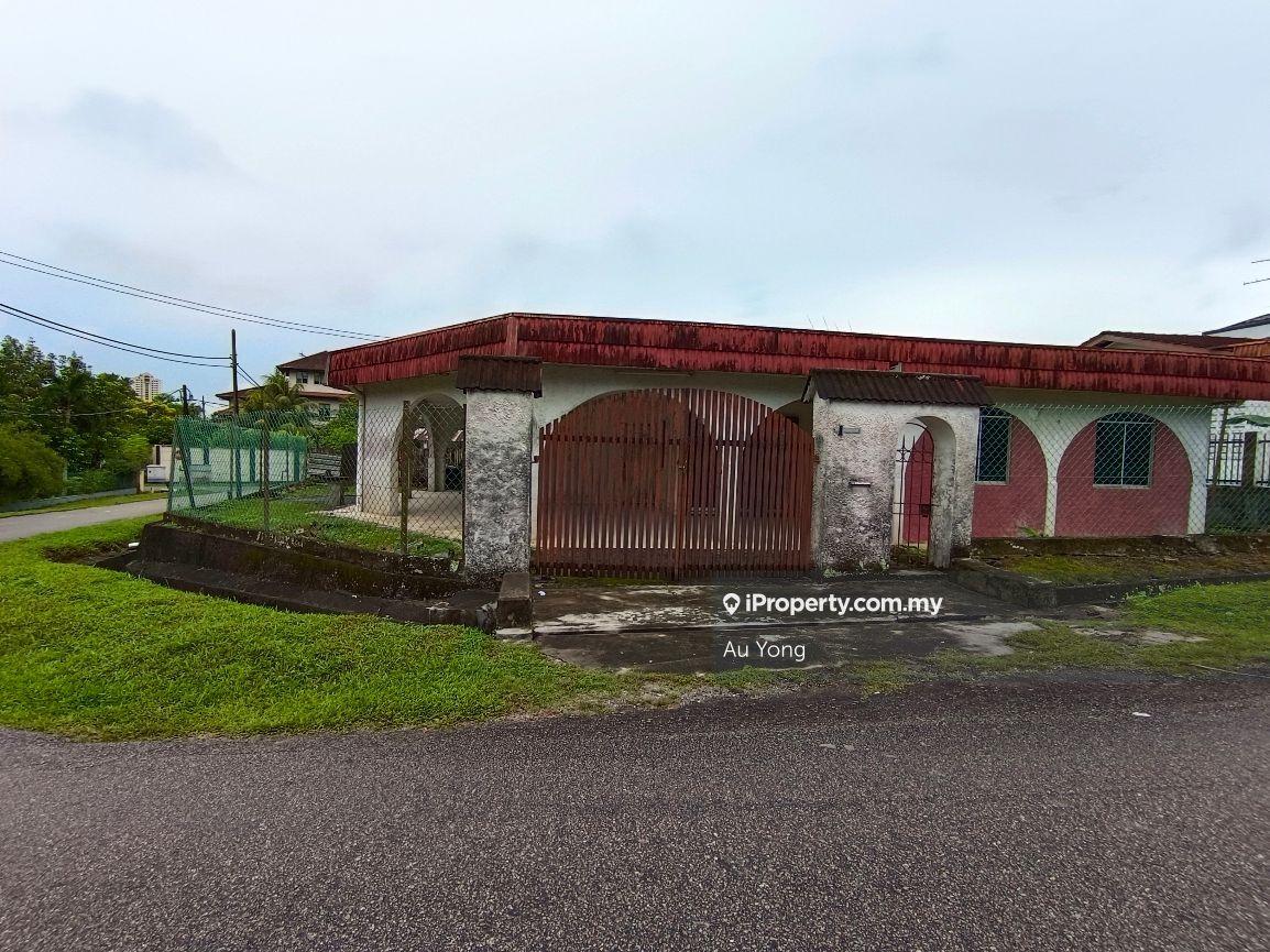 Spacious Single Storey Bungalow 