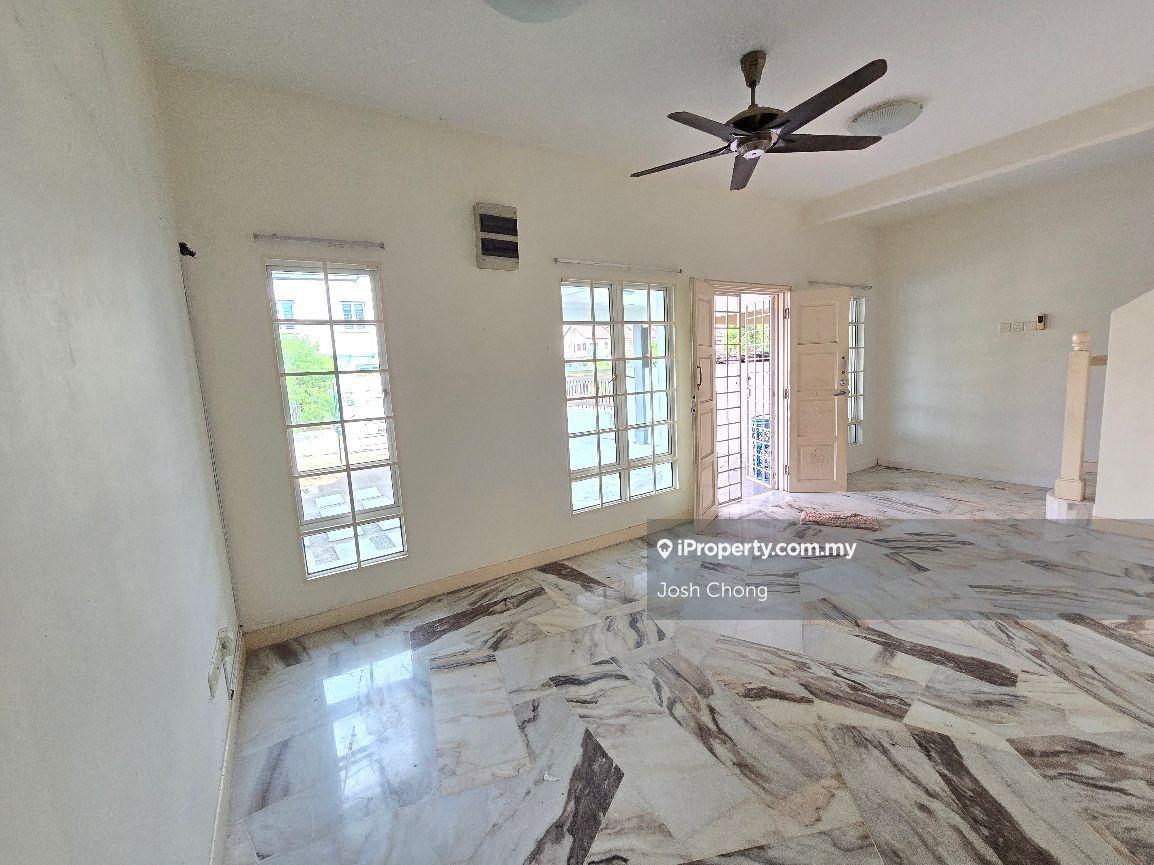 Beautiful Home Back Extended Freehold Strategic Location