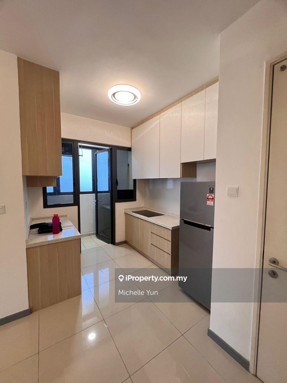 Fully furnish,corner lot,more privacy,4r3b,2cp,walk to mall,many unit