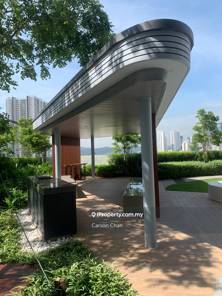 Well Kept Conndition High Floor Unit