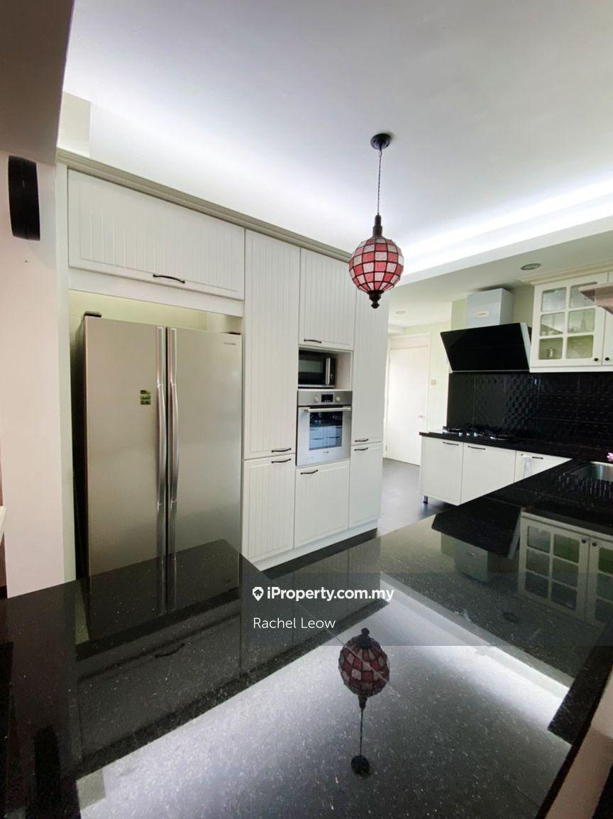 Large spacious property with 4 rooms for Sale