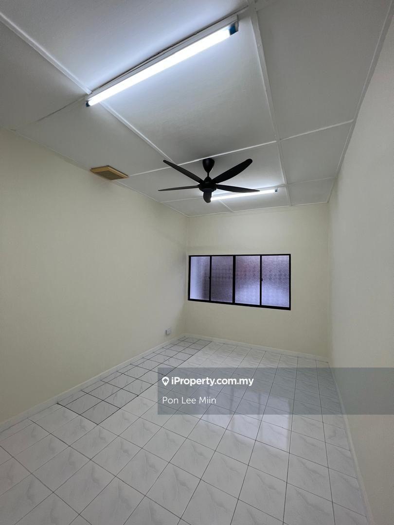 Bangi Diamond Kompleks-3 Storey, End Lot,3605sqft,Facing Mall,Tenanted
