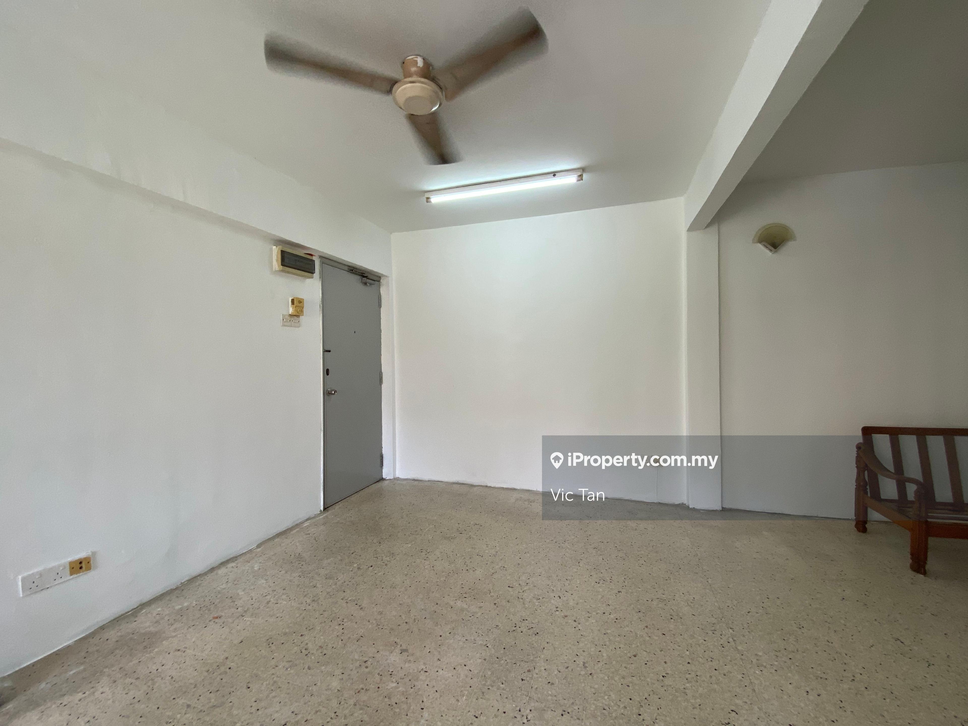 Tulip Apartment for Sale ! Walking Distance to LRT Station !