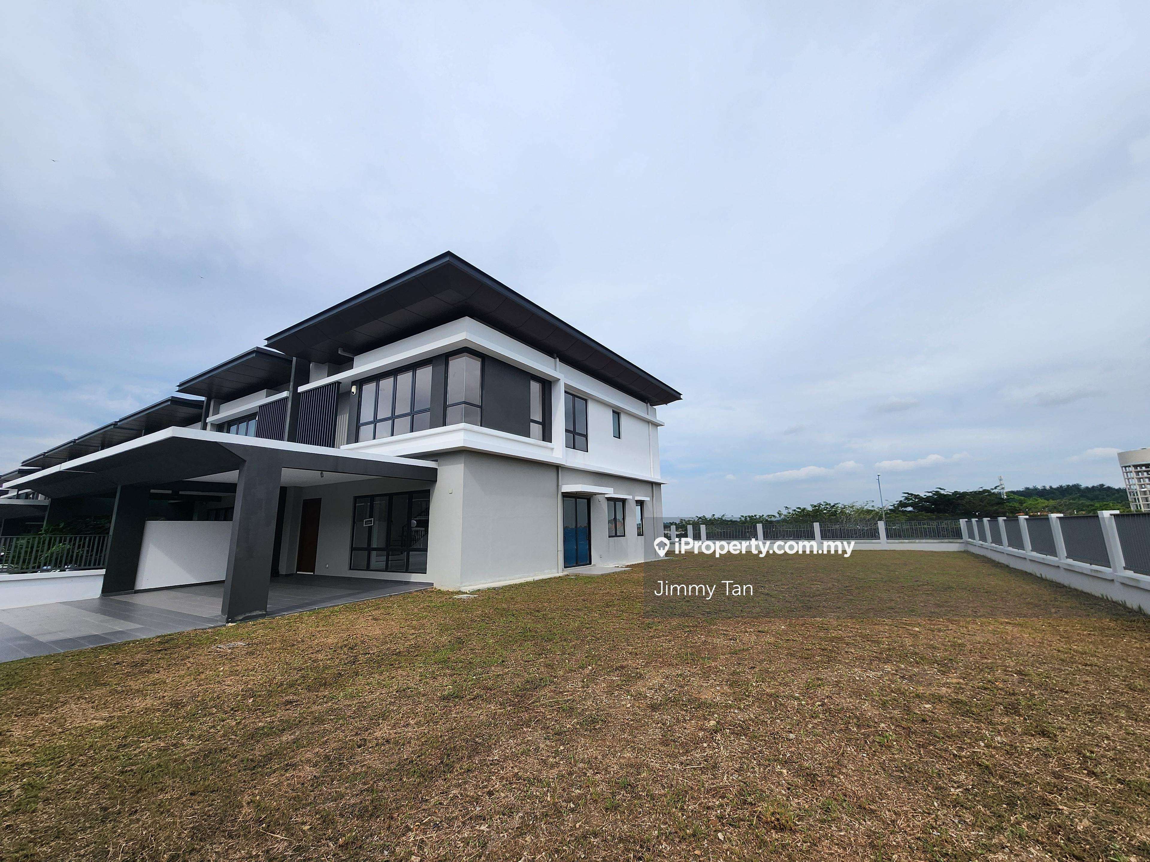 Corner lot superlink with big land size in hampton residence