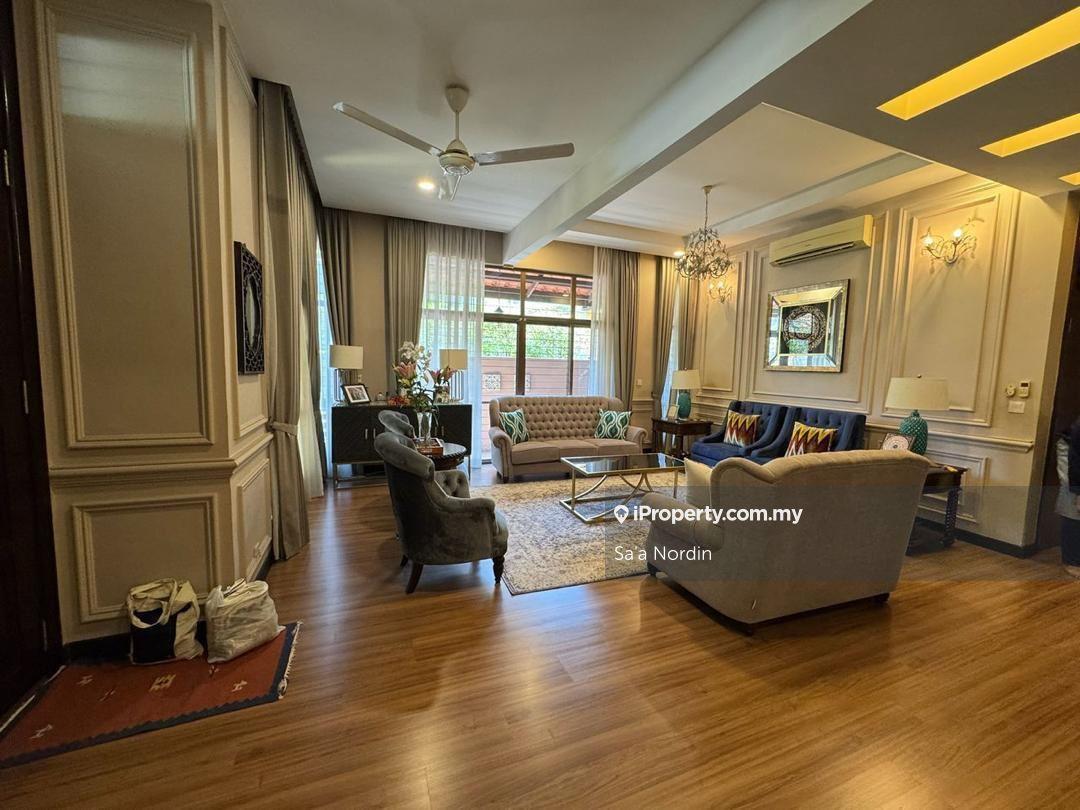 Huge land, renovated and extended superlink end lot