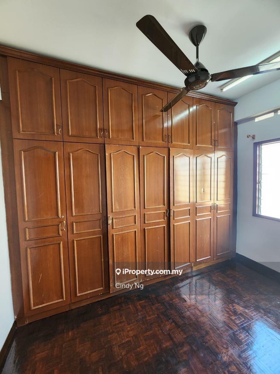Goodyear Court 8 Renovated with Partly Furnised