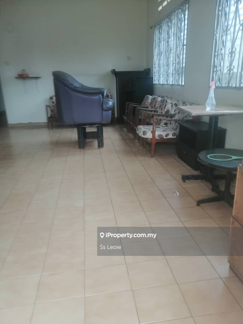 Bungalow Hse with huge land for sale 