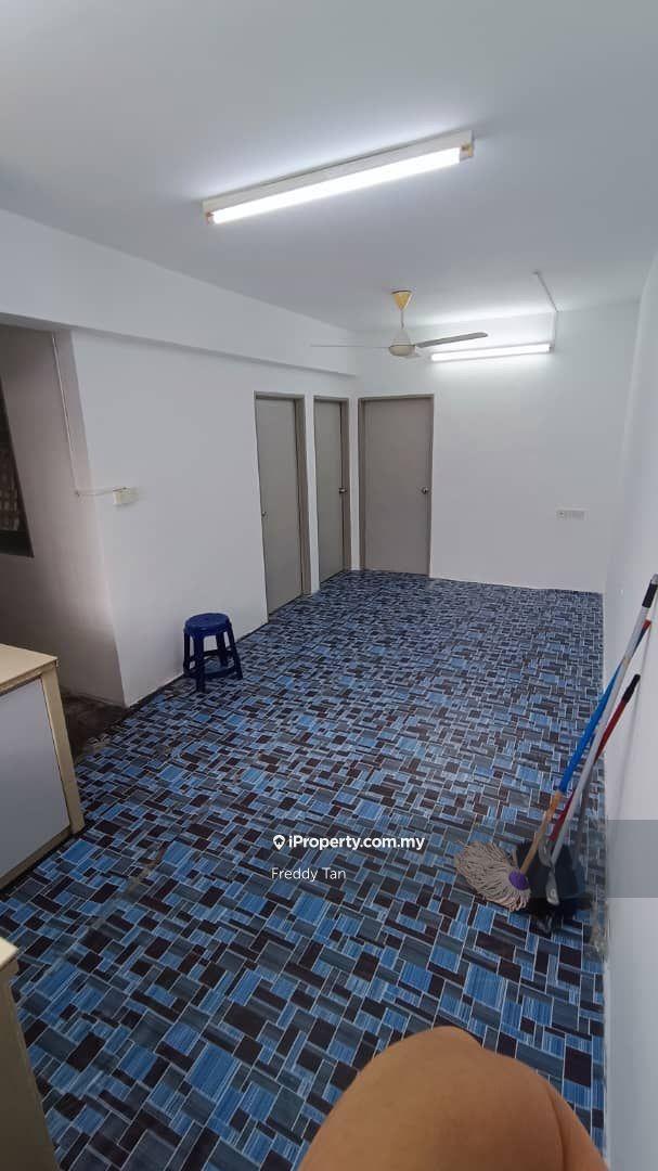 Desa aman Un-furnished 1-car park