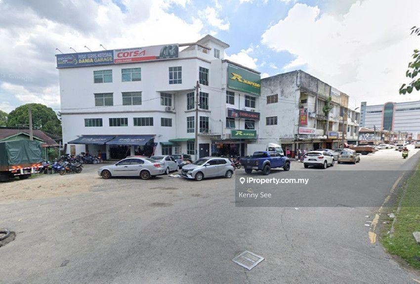 3 storey shop 20x80 sf : Freehold title : Near MRT Stadium Kajang
