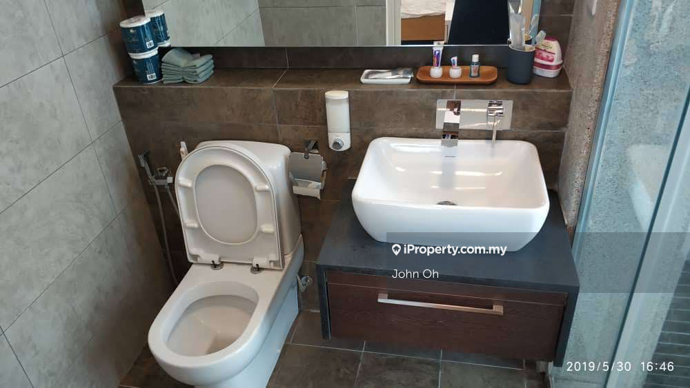 Subang ss16 Isola low density  condominium furnish 2r2b2cp for Rent .