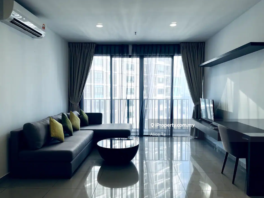 Free 70% Furnished, Ready move in, High cash back, Beside Uni & Mall