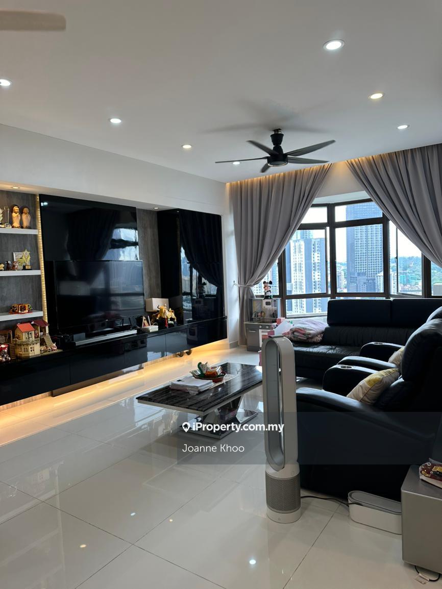 Tastefully Renovated Condominum unit