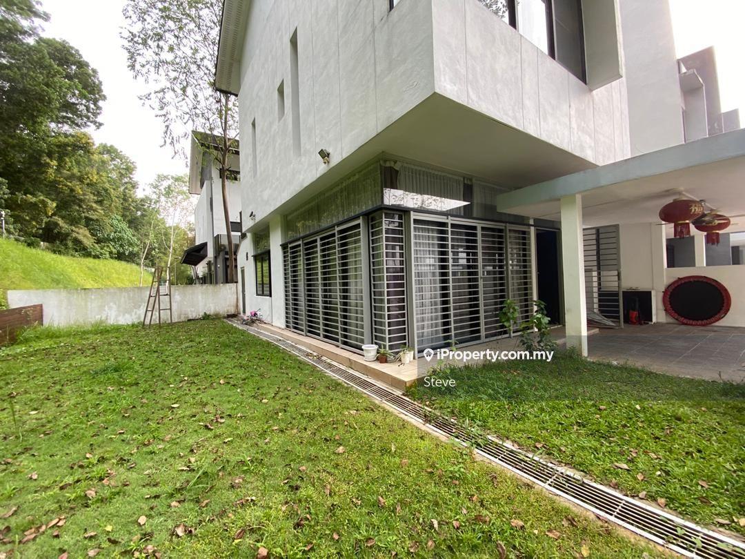 Nice renovated corner unit