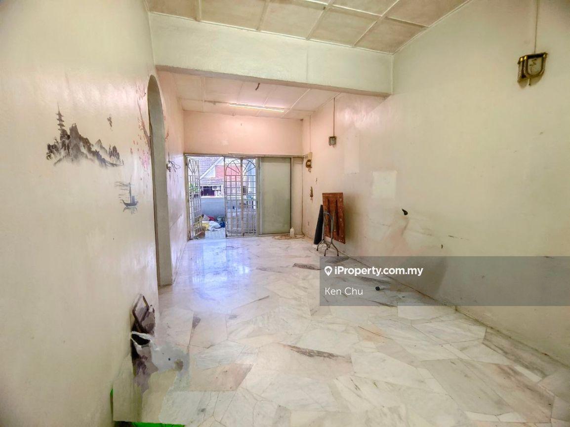 Townhouse below market price 