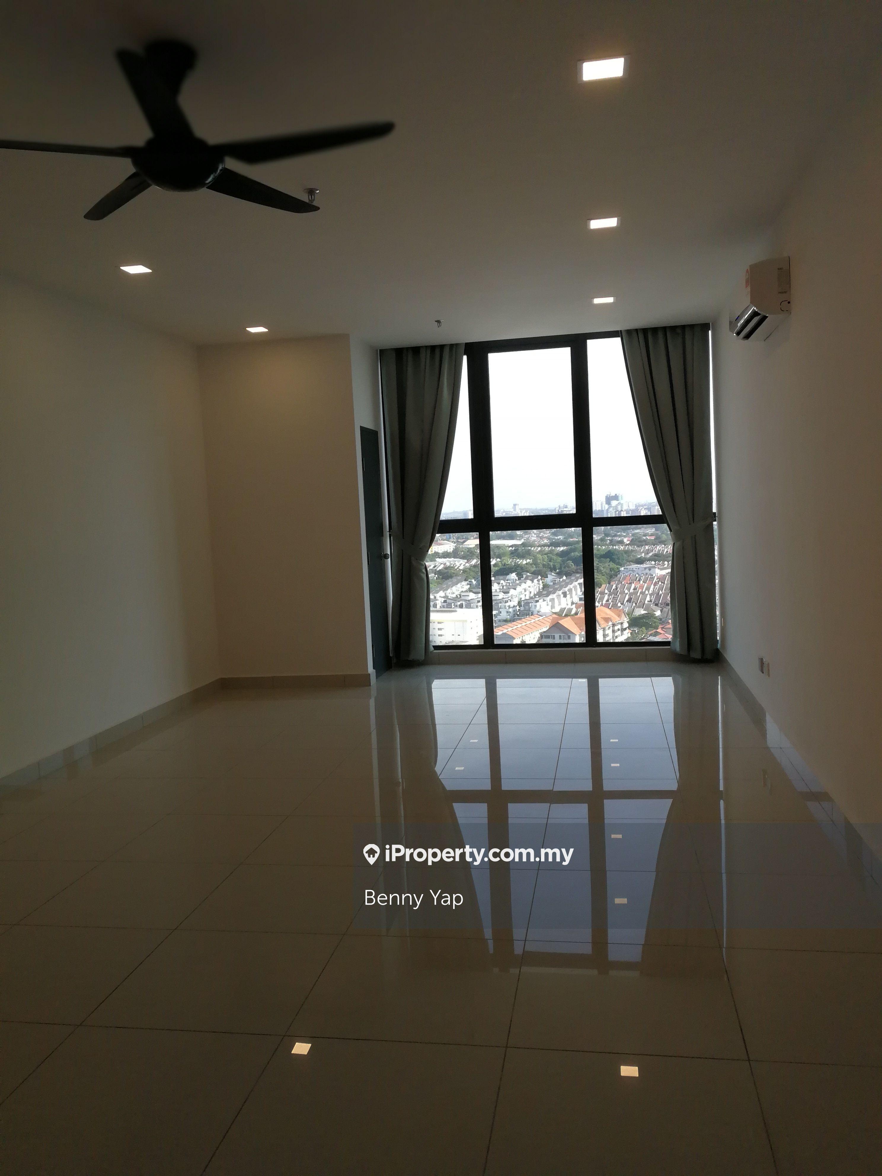 Nice renovation unit stay above mall very convenient!