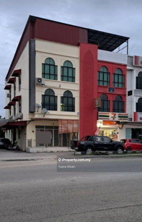 Rumah Kedai 3-Tingkat untuk Dijual