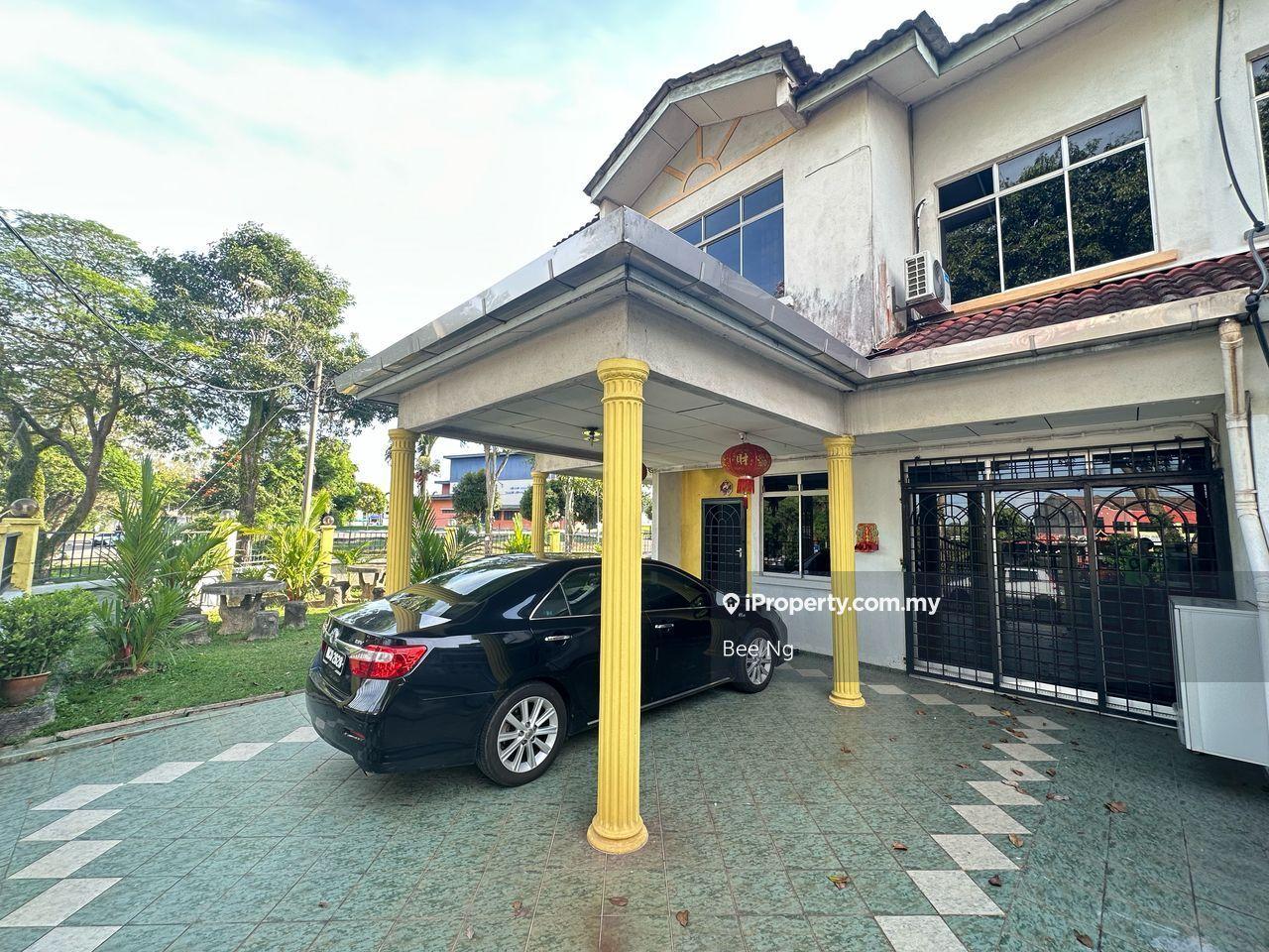 Cheng ,freehold 2 storey end lot 4r3b partly furnished unit for sale