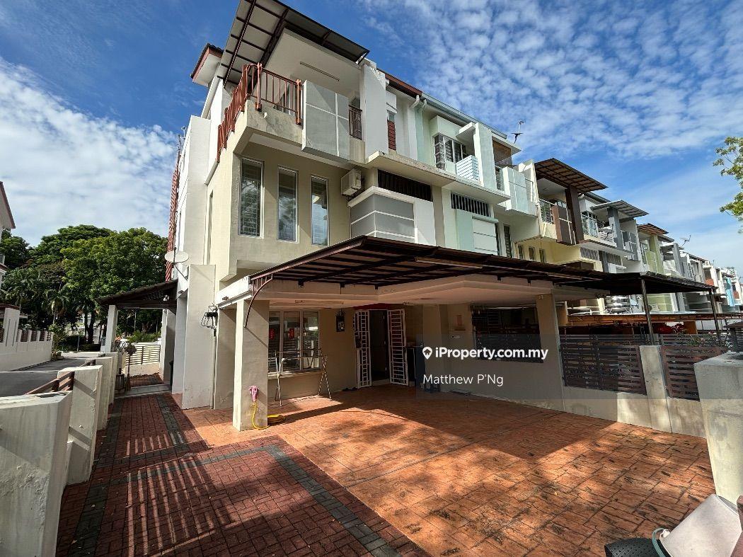 Sp Setia , Rare! intermediate Corner unit ! 3 storey- New refurbished
