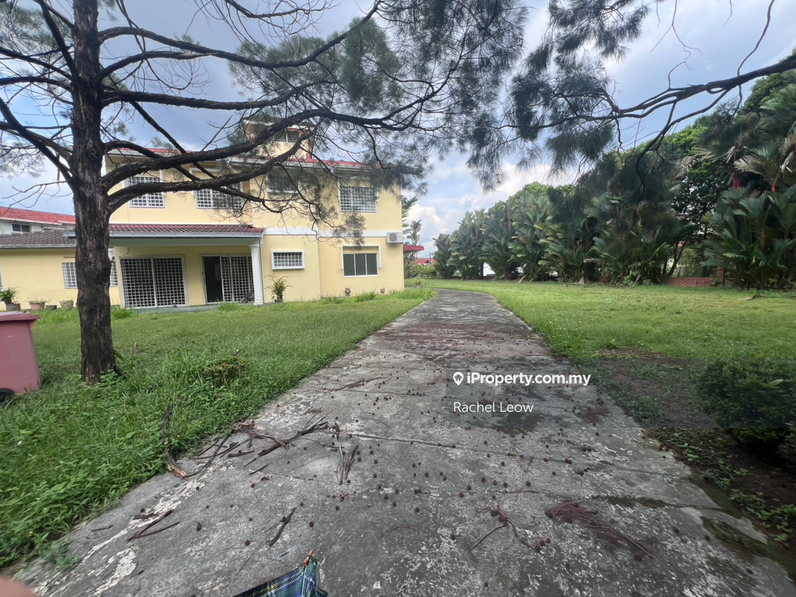 Bungalow with spacious garden and land, can accommodate up to 15 cars