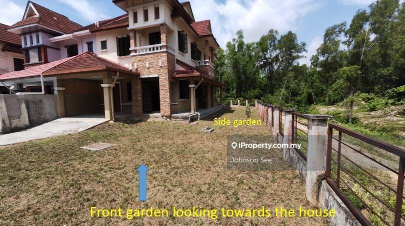 Corner Lot Semi-D with Huge Garden Area