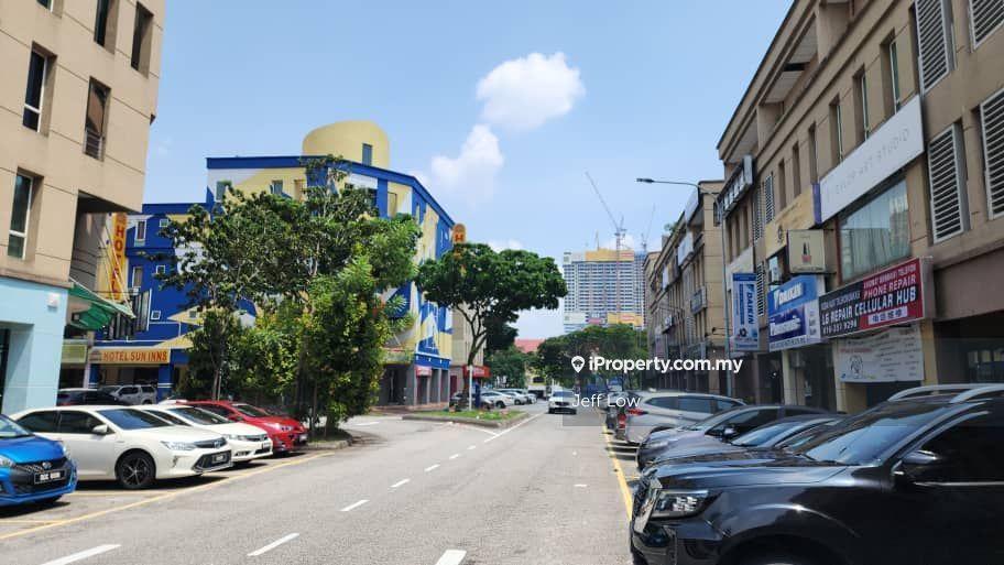 2 Adjoining 3.5 Storeys Shoplot @The Strand , Kota Damansara