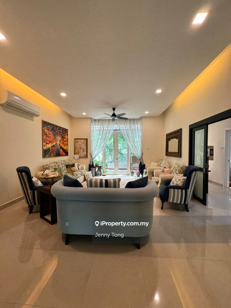 Amazing view! Facing river and green! Walking distance to club house  