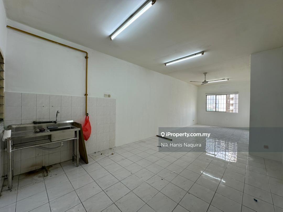 Walking distance to LRT Salak Selatan, eascy access to mid valley