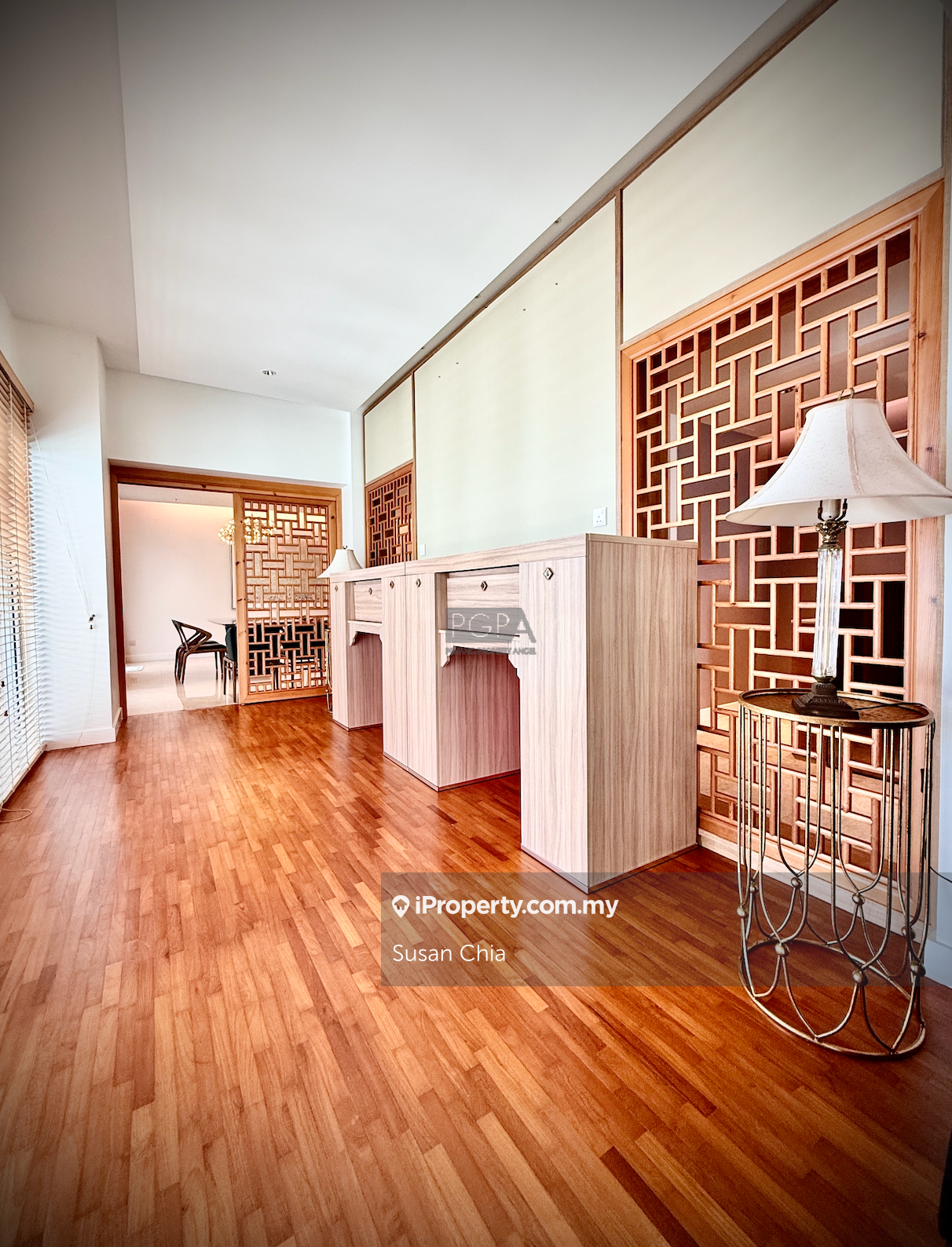Designer High-Floor Unit at 11 Gurney Drive Super-Condominium.