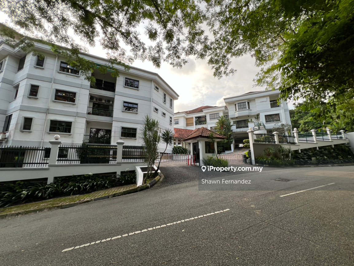 Single level unit. Lovely green views.