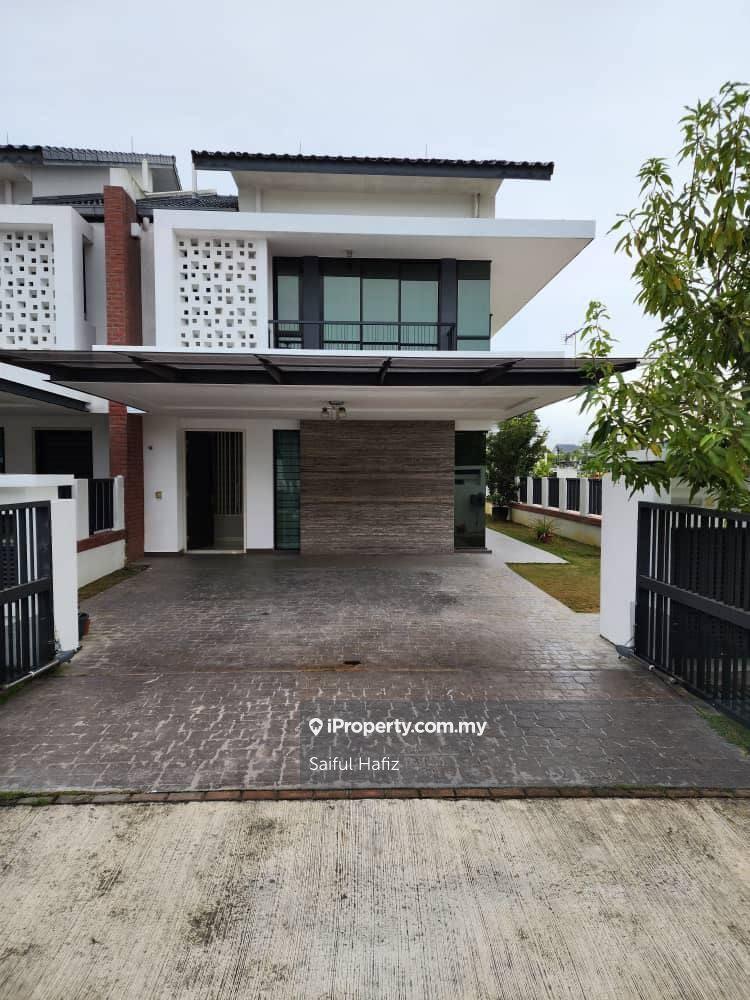 Nicest Renovated, End Lot @ Elmina Valley 4 For Sale (Negotiable)