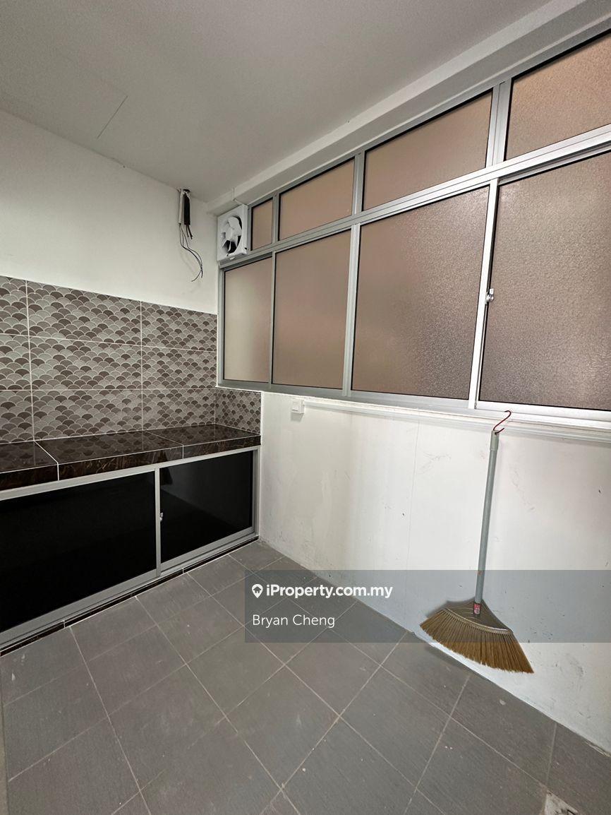 1045sf with balcony, 3 room, 2 side by side carpark