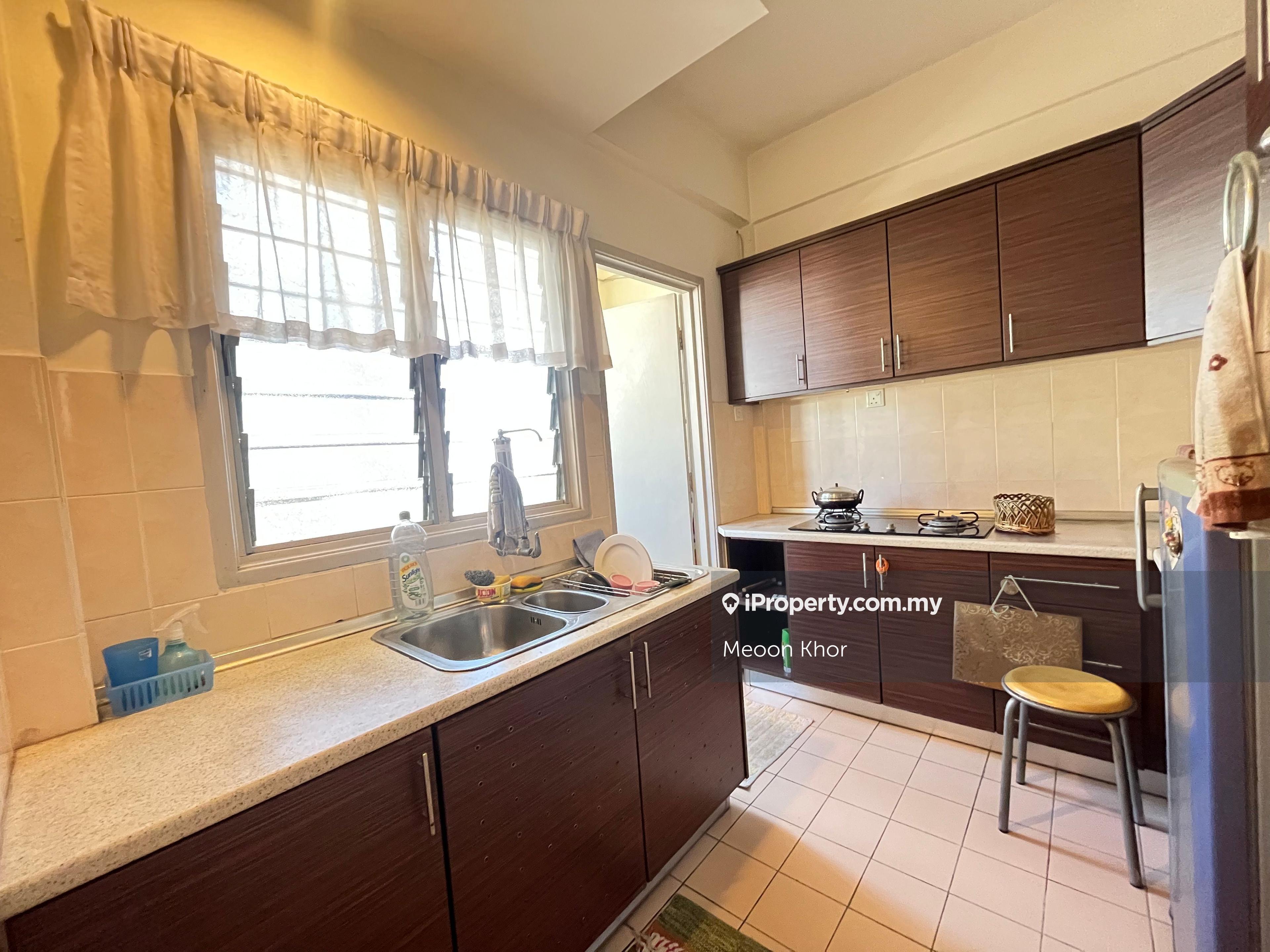 Excellent Condition, Rare Freehold, Quiet & Convenient Living