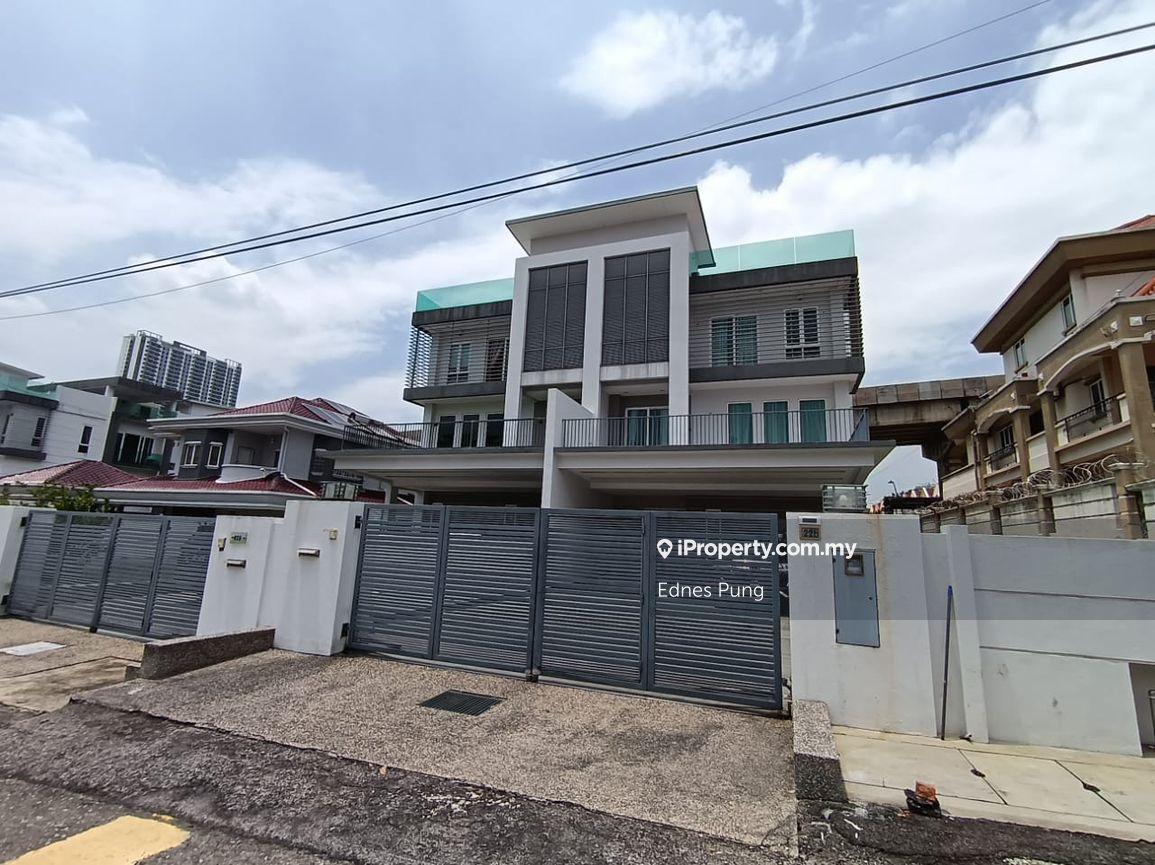 Freehold 3 Storey Semi D with lift located at Sri Petaling 