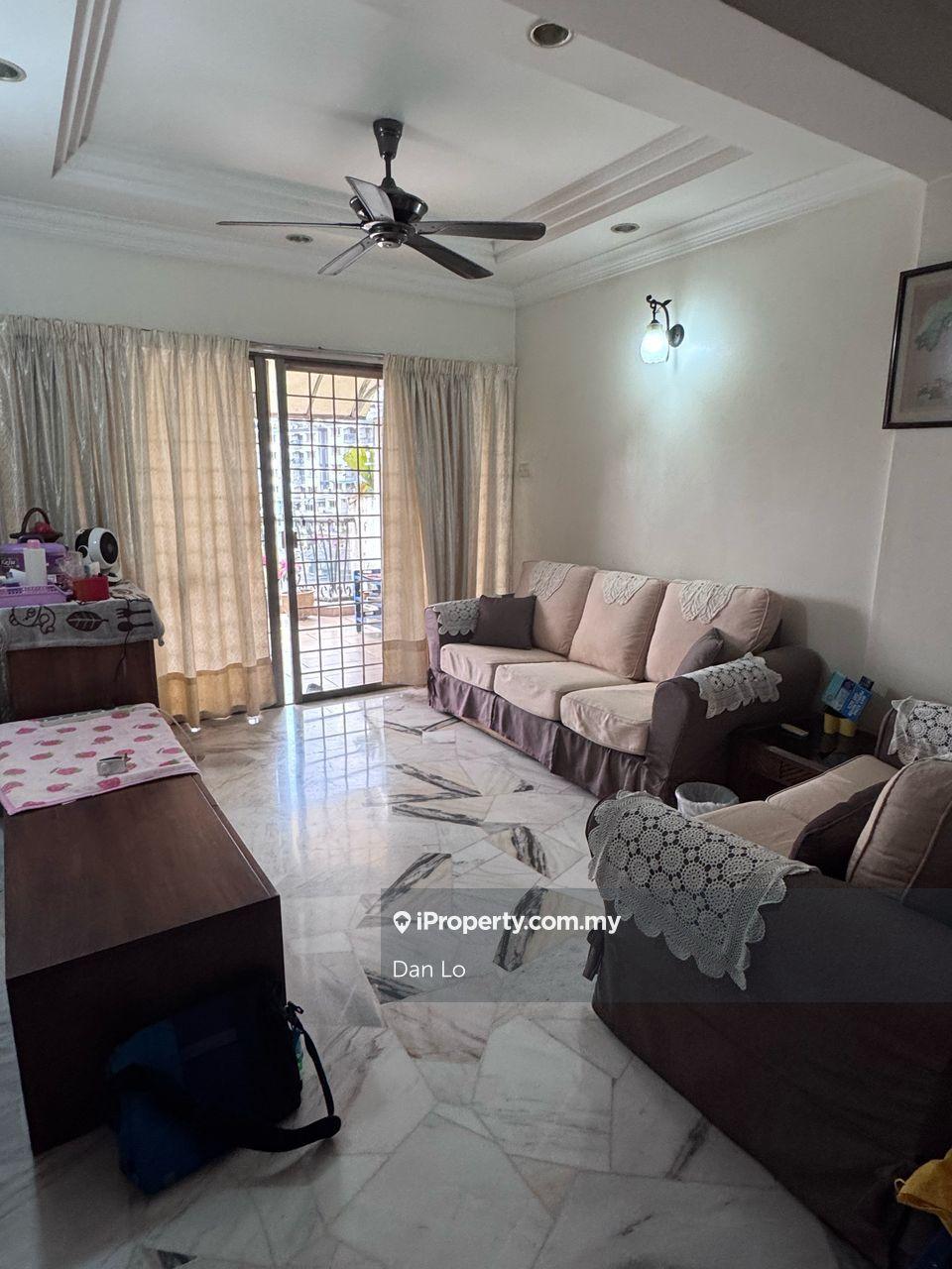 Sri Kinabalu, 4 bedroom unit, Greenary, near to cover car park.