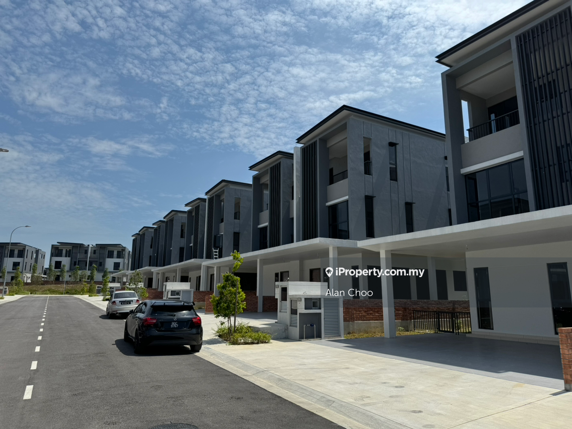 Limited Corner Lot 3 Storey Cluster House