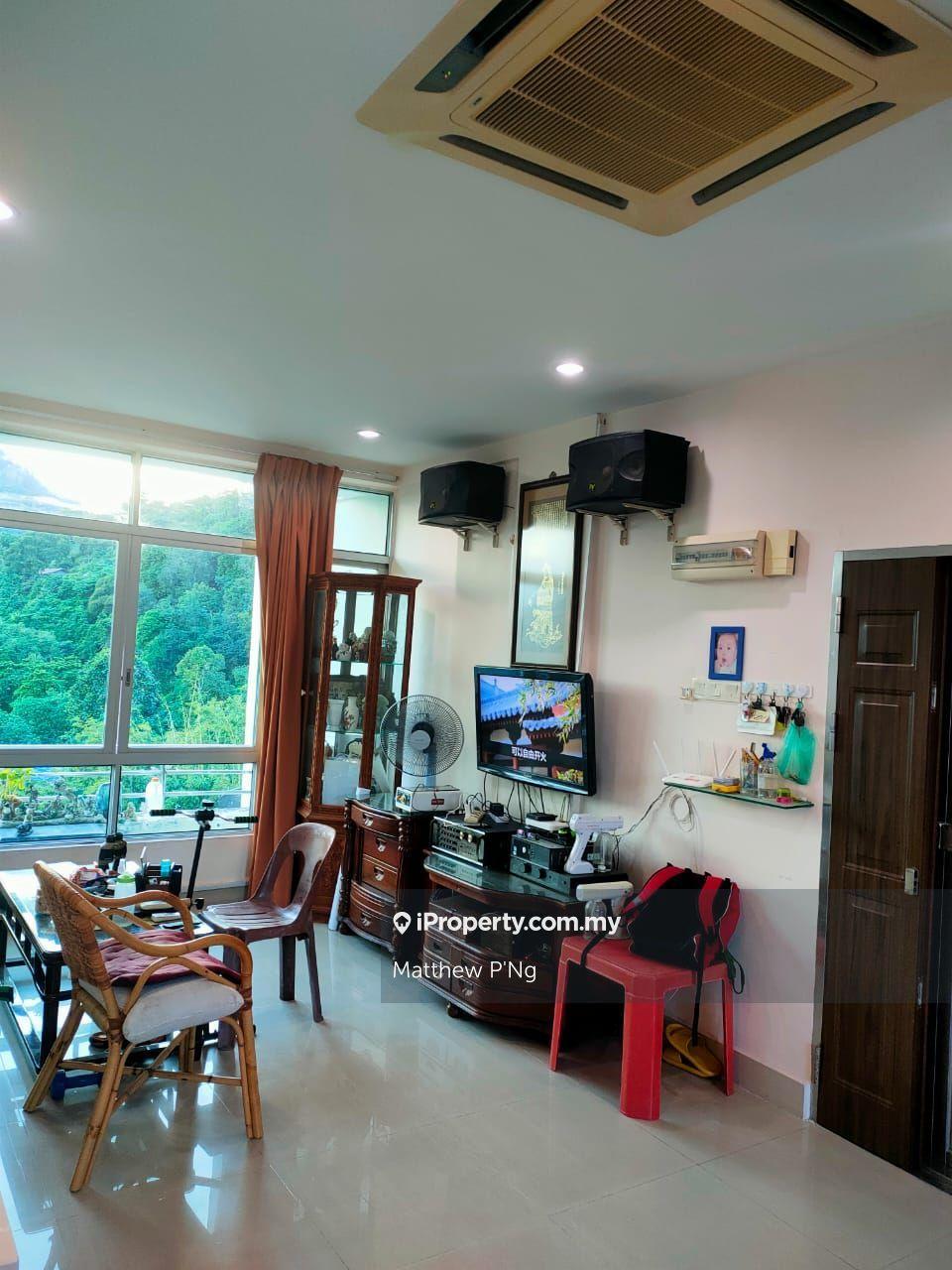 Tiffany Villa Bungalow Lot -1100' - 2 Car Parks -Renovated - Ayer Itam
