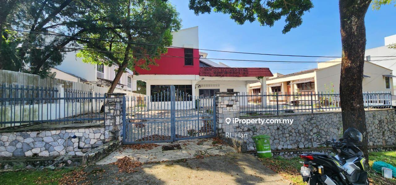 Bungalow with ample land, Ideal for Renovation or Rebuild