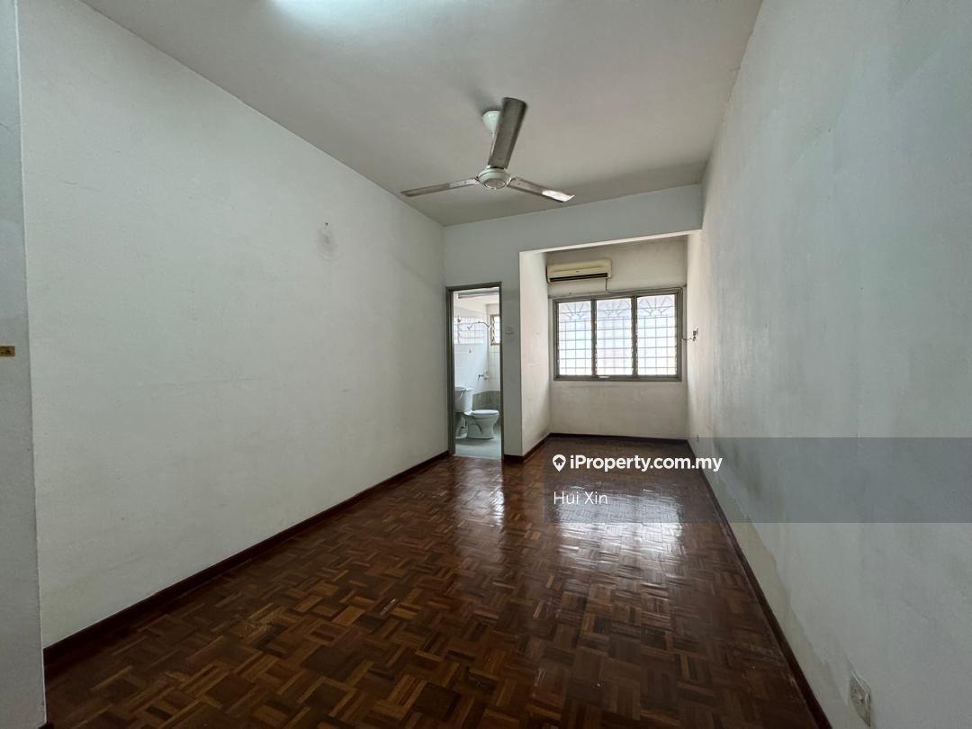 Spacious & convenient 3bedroom Home in ss19