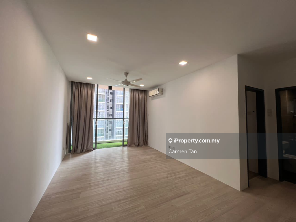 Low floor, newly renovation unit. Arrange for viewing now!