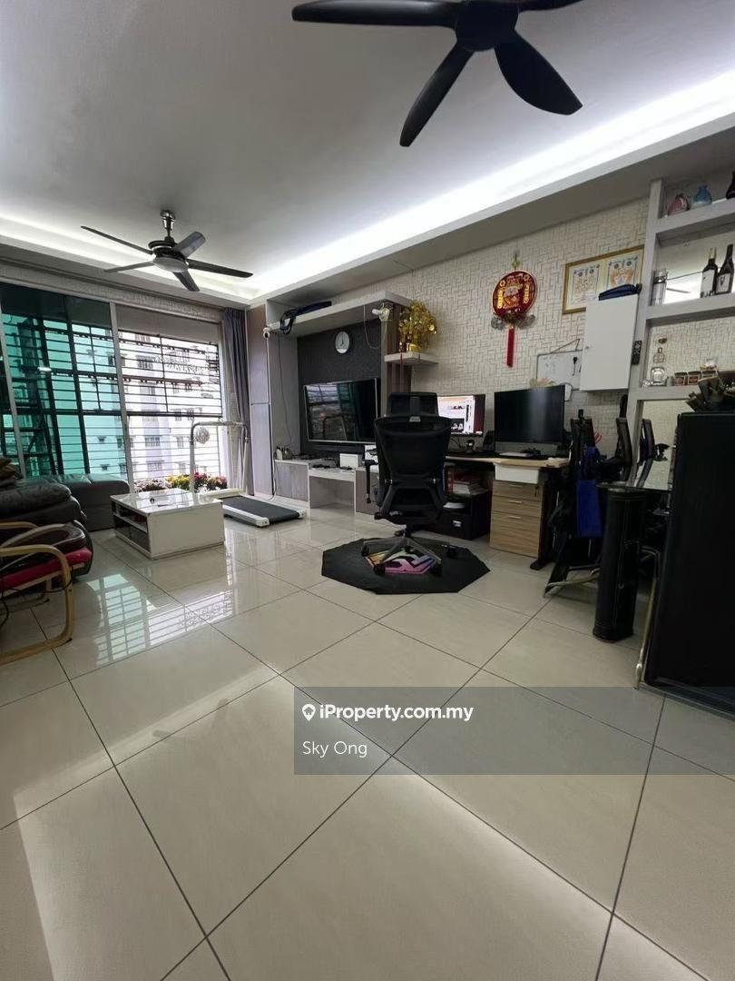 Suriamas Suites Apartment @ Larkin