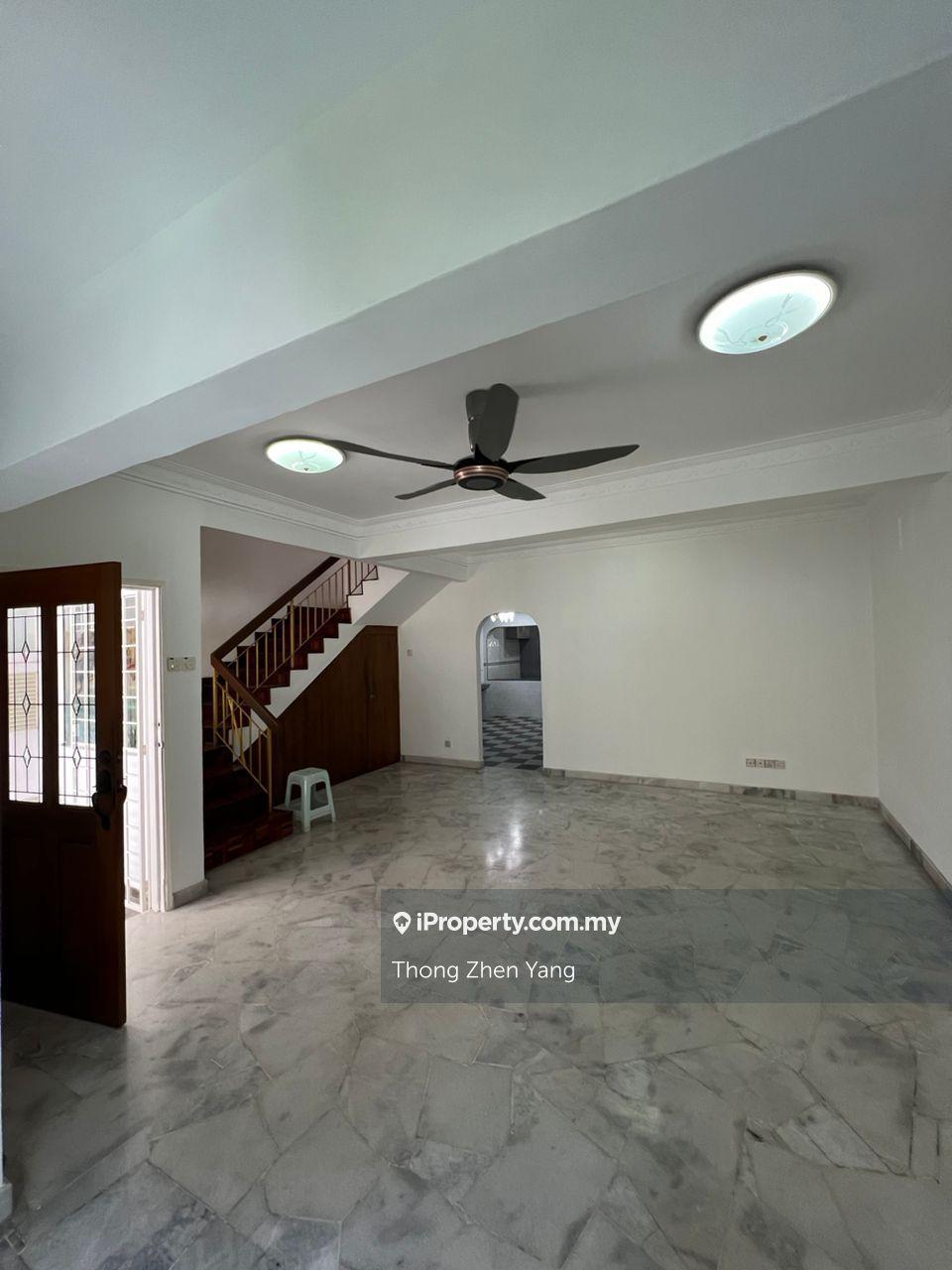 Extended unit with ample parking