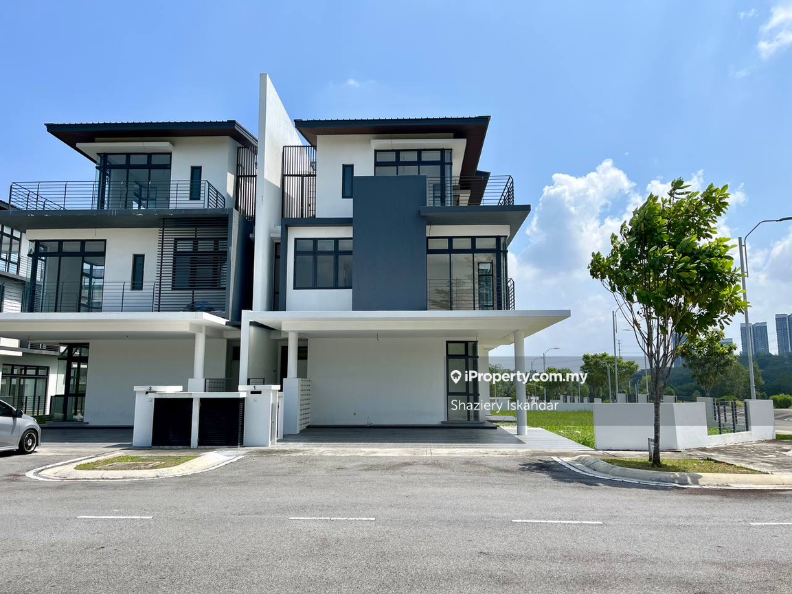 Spacious Corner Unit 5393 sqft , Facing Open , Extra Parking Space