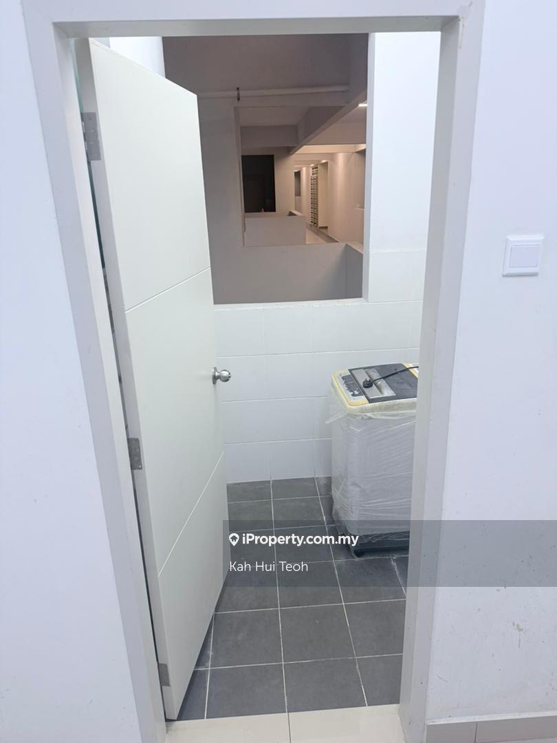 Royale Infinity Block A Partially Furnished For Rent 