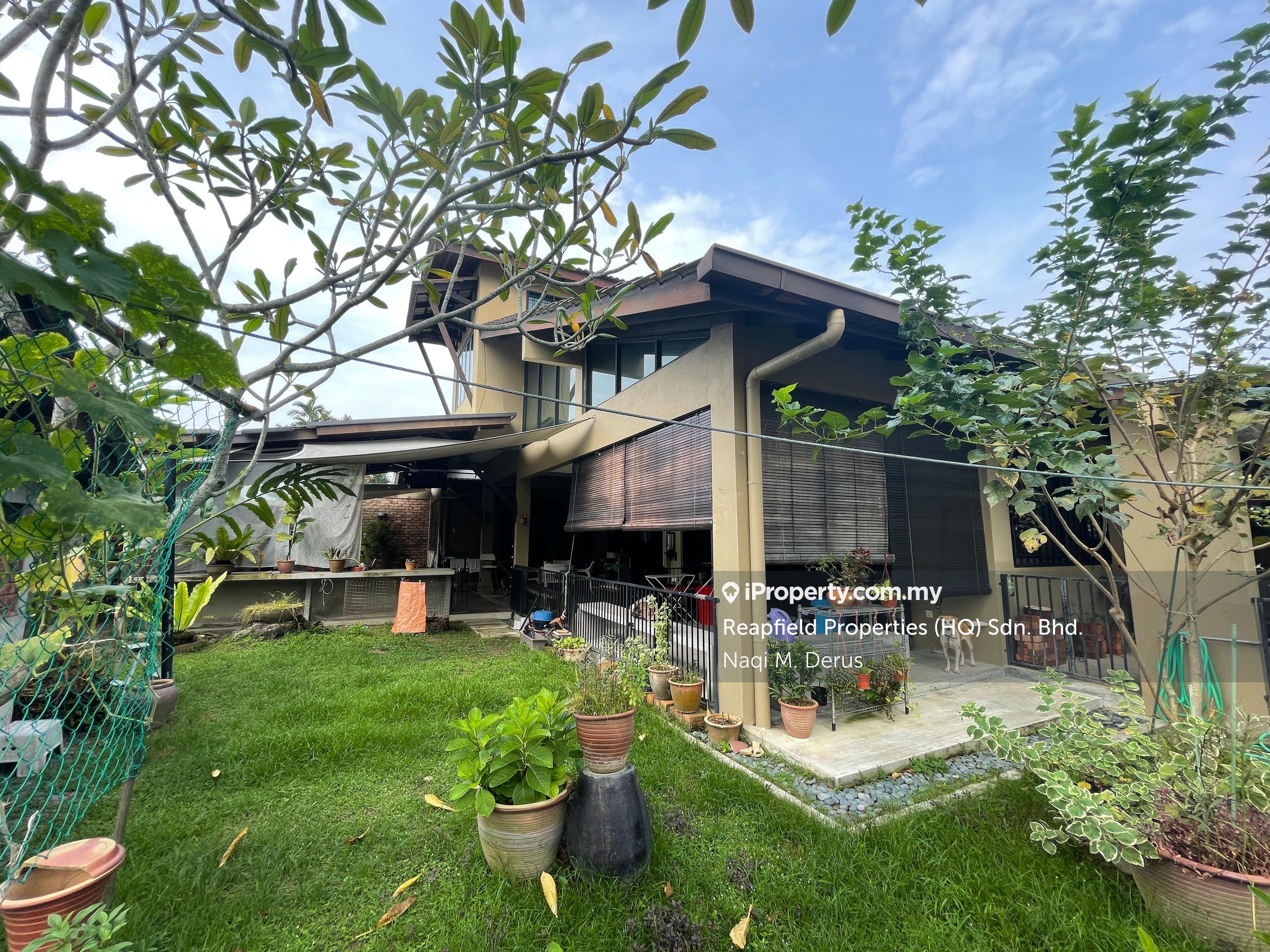 Lovely Large Land Renovated Corner home